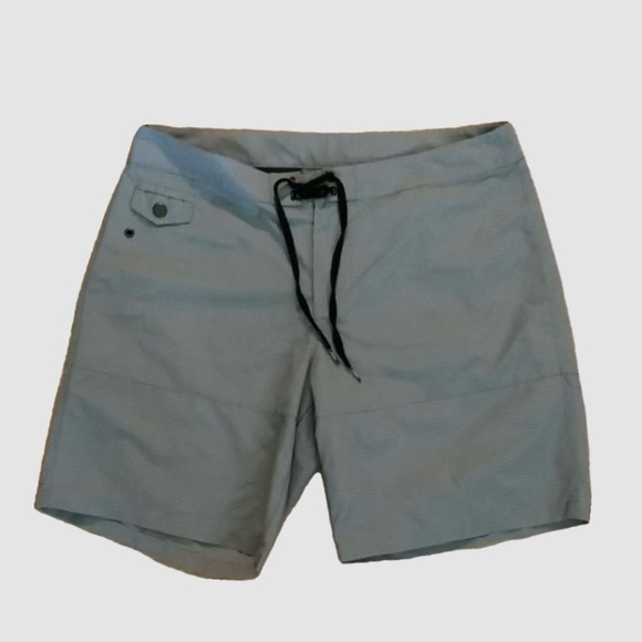 Volcom LIKE NEW Men’s Medium swim shorts w/1 small front & 2 back pockets - Picture 1 of 2